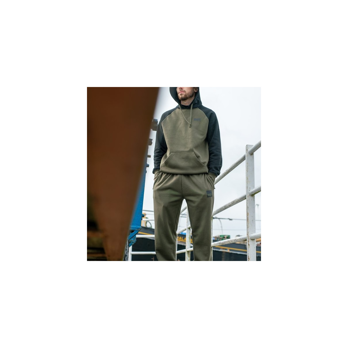 spodnie-make-it-happen-joggers-box-logo-green-nash