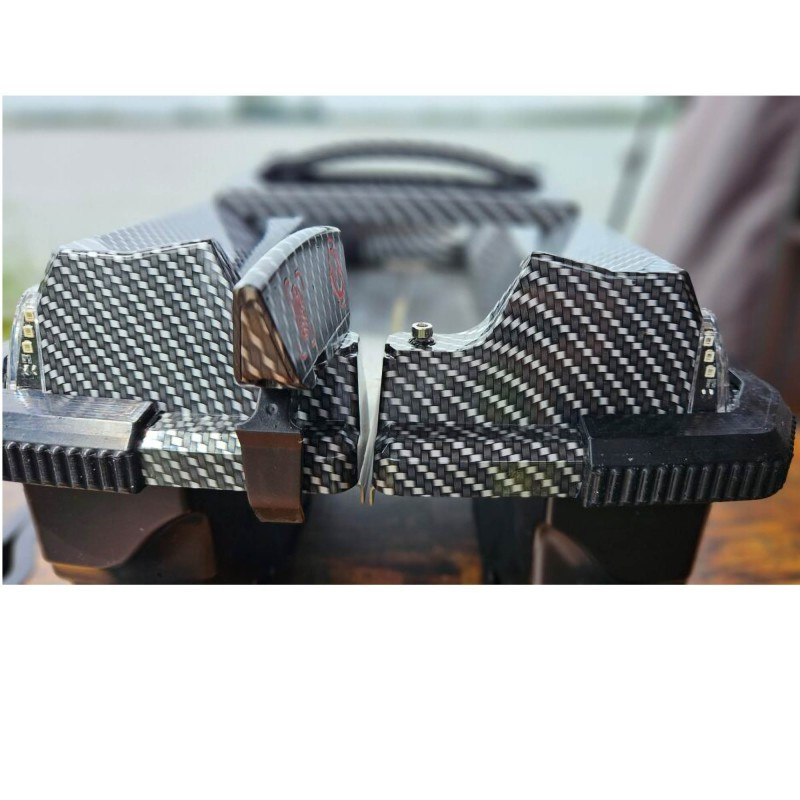 Łódka zanętowa Boatman Vulcan Pro Carbon Gps + Echosonda Sn4 Łódka zanętowa Boatman Vulcan Pro Carbon Gps + Echosonda Sn4