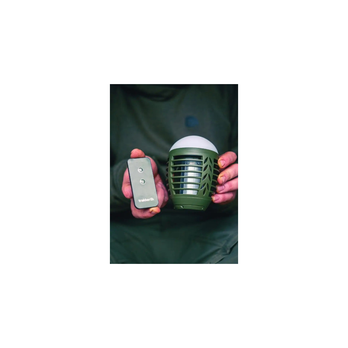 Lampa owadobójcza z wbudowaną baterią sterowana pilotem Trakker Remote Bug Blaster 13,1x9,3cm Lampa owadobójcza z wbudowaną baterią sterowana pilotem Trakker Remote Bug Blaster 13,1x9,3cm