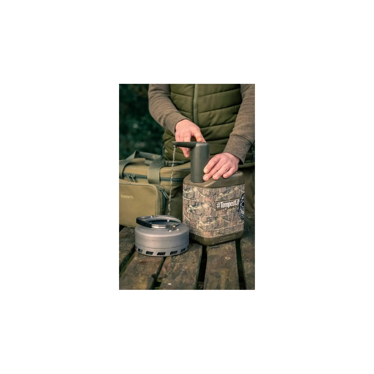 Kran biwakowy z wewnętrznym zasilaniem Trakker PowerFlo Tap